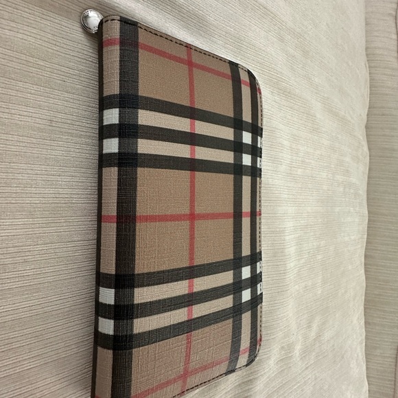 NWOT/NWOB Burberry zip around wallet - Picture 4 of 8